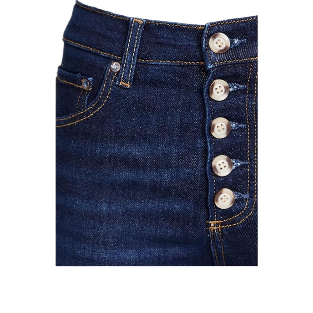 Boyish “Ricky” flares in blue steel - Picture 4 of 6